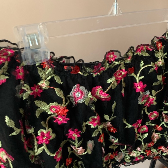 small. black. floral. off the shoulder crop top. - Picture 3 of 4